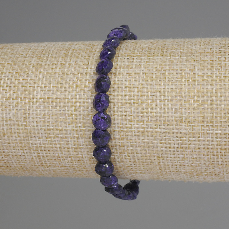 Bransoletka z sugilitą, fasetowane koraliki w kształcie monet, średnica około 6 mm, długość około 18 cm, elastyczna