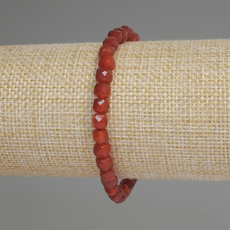 Bransoletka z karneolu w formie fasetowanych kostek, średnica 5 mm, długość 18 cm, elastyczna