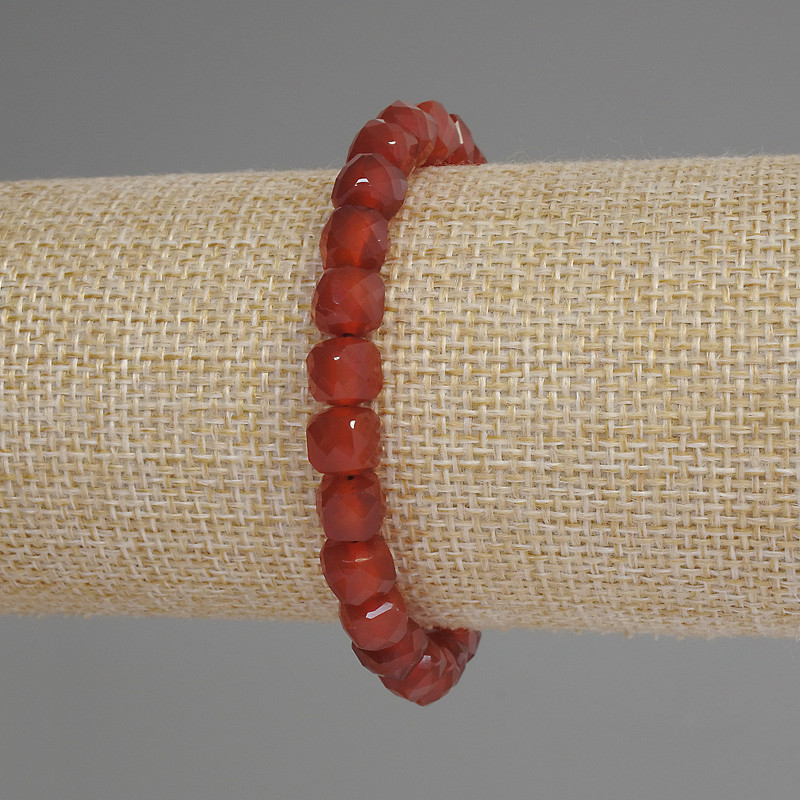 Bransoletka z karneolu, szlifowane kostki o średnicy około 7 mm, długość 18 cm, elastyczna