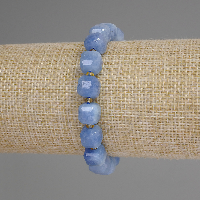 Bransoletka z akwamarynu fasetowanego w kształcie sześcianu, średnica 8 mm ±, koraliki 3 mm ±, długość 18 cm ±, na elastycznej gumce