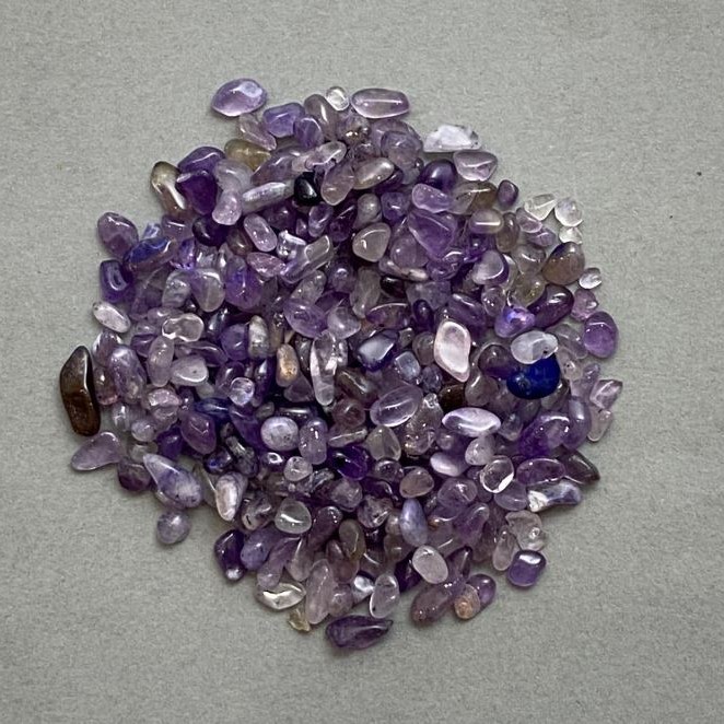 Naturalny fragment ametystu bez otworu 2-7×2-4 mm ± (za 100 g ±)