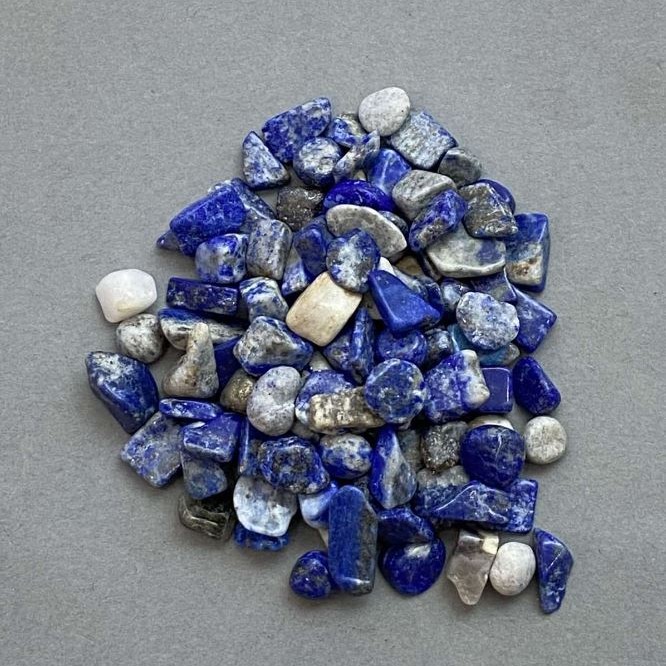 Odłamek sodalitu naturalnego bez otworu 7–14×5–7 mm ± (za 100 g ±)