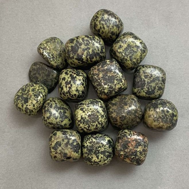 Kamień naturalny suvenir – serpentynit galetowy, rozmiary 17–21×17×17 mm (+/-), opakowanie 100 g (cena za 100 g)