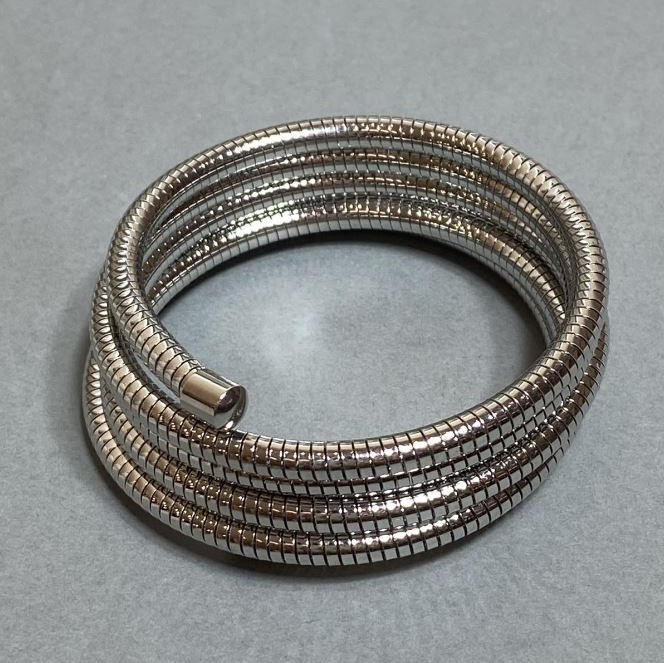 Bransoletka sprężysta, elastyczna ze srebrzystego metalu, średnica 68 mm+