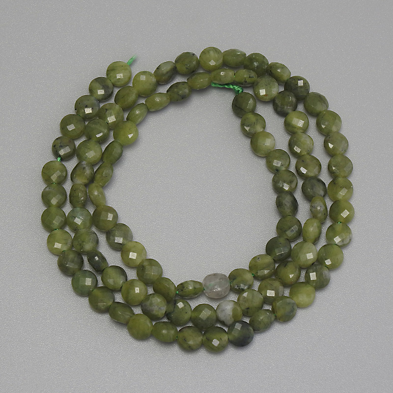 Koraliki jadeitu w kształcie fasetowanych monet, średnica 4 mm, długość około 39 cm na nici