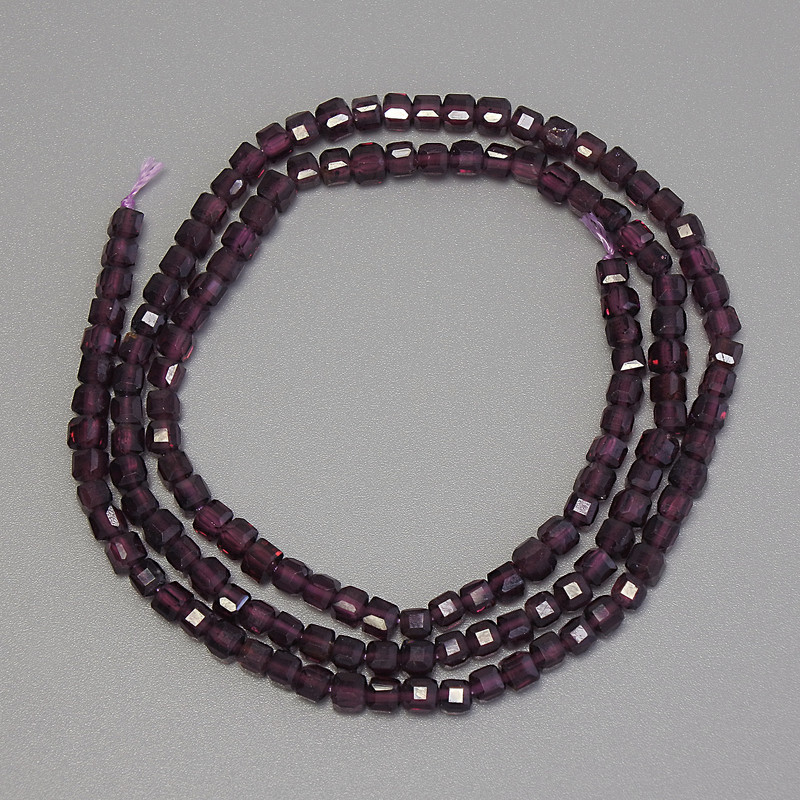 Koraliki granatu fasetowane w kształcie sześcianu, 3×3 mm, długość 40 cm, na nitce
