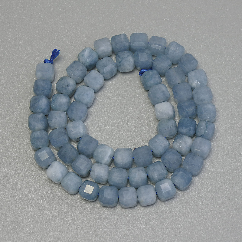 Koraliki z akwamarynu fasetowane w kształcie sześcianów, średnica 5×5 mm, długość około 32 cm na nitce