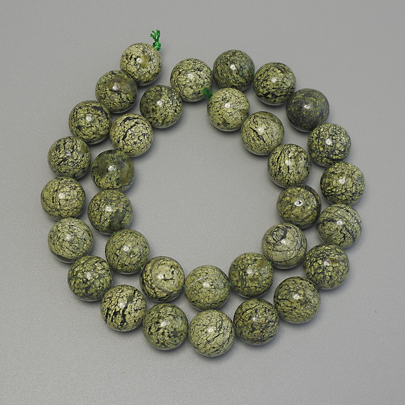Koraliki serpentynitu – gładkie kule o średnicy 12 mm, długość około 39 cm na nitce