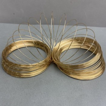 Drut pamięciowy, grubość 0,8 mm, średnica zwoju 10 cm (+/-), złoty kolor metalu, cena za 100 g