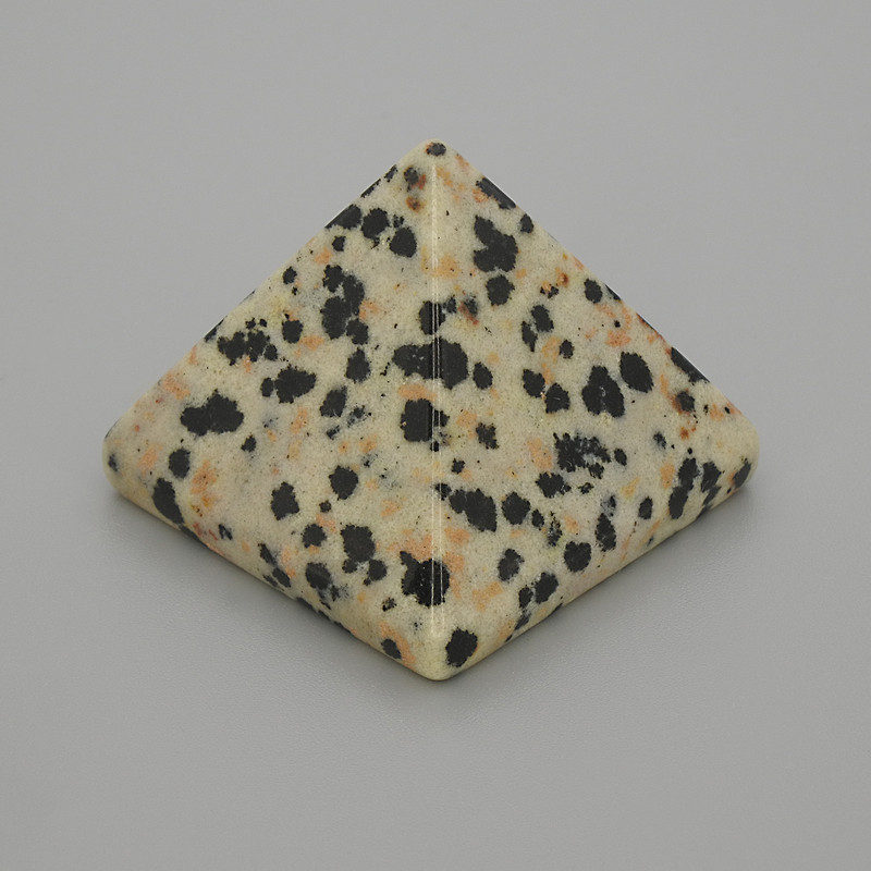 Piramida - upominek z naturalnego kamienia, jaspis dalmatyński, długość 30×30 mm, szerokość 25 mm