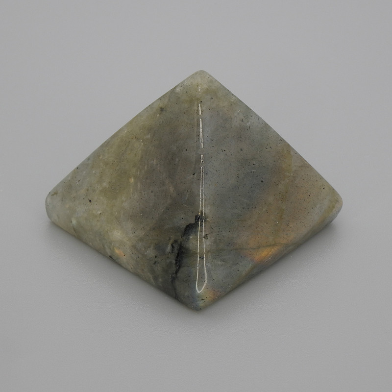 Piramida – suvenir z labradorytu, długość 30×30 mm, szerokość 25 mm ±