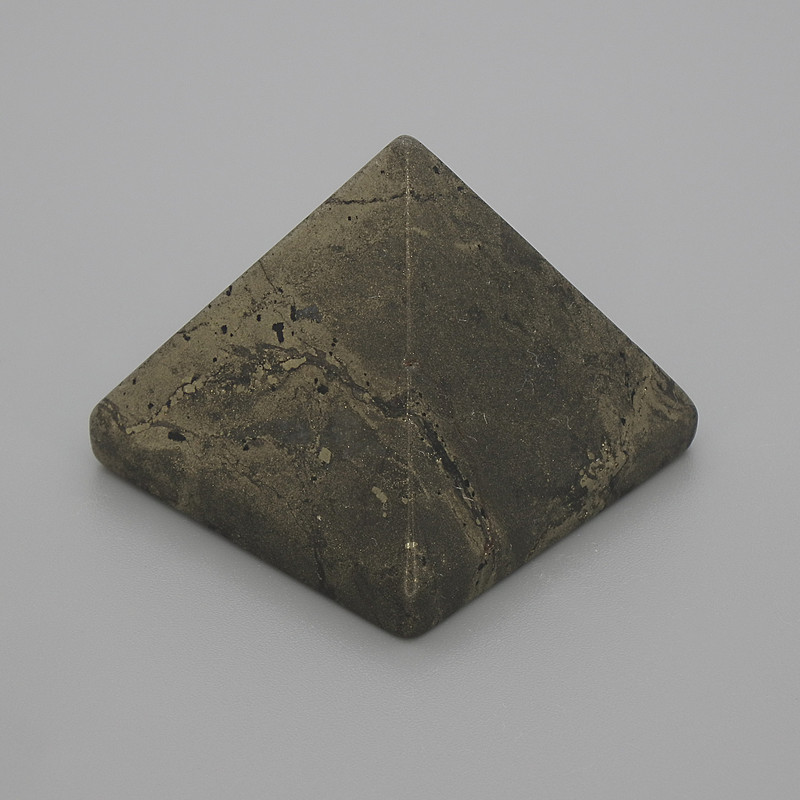 Piramida pamiątka z naturalnego pirytu, długość 30×30 mm, szerokość 25 mm+