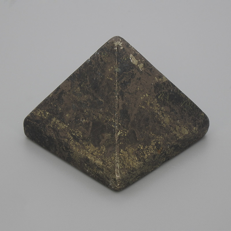 Piramida pamiątkowa z naturalnego kamienia piryt, długość 38×38 mm, szerokość 33 mm