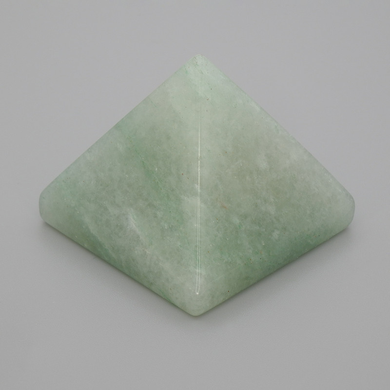 Piramida z nefrytu – pamiątka, długość 38×38 mm, szerokość 33 mm