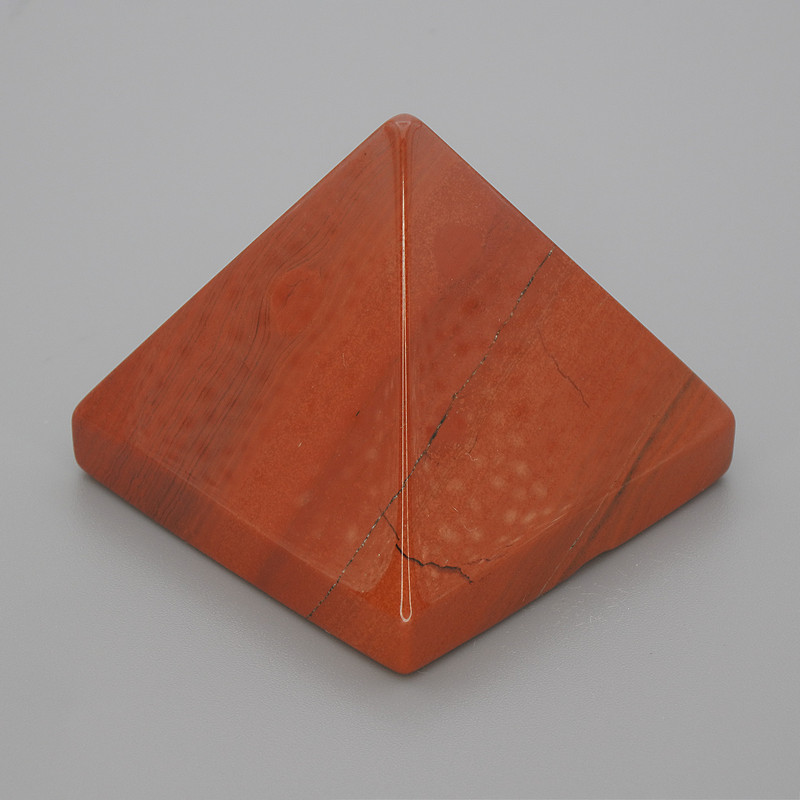 Piramida suvenir z naturalnego kamienia – czerwony jaspis, długość 38×38 mm, szerokość 33 mm