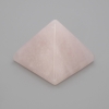 Piramida – pamiątka z naturalnego kamienia, różowy kwarc, długość 38×38 mm, szerokość 33 mm