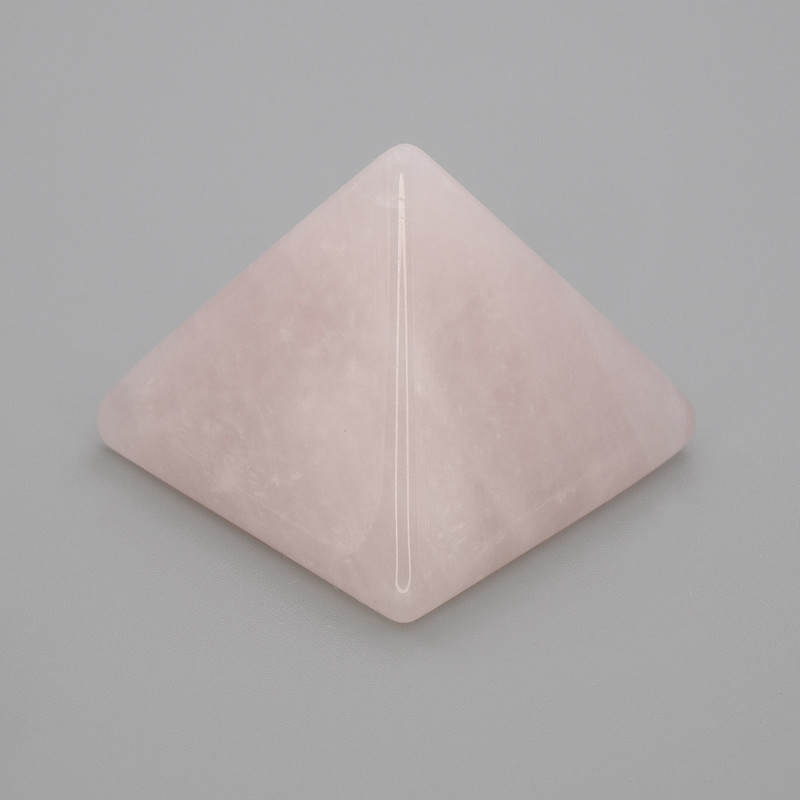 Piramida – pamiątka z naturalnego kamienia, różowy kwarc, długość 38×38 mm, szerokość 33 mm