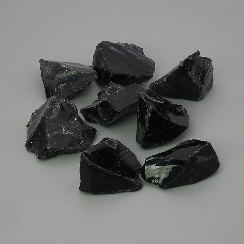 Kamień pamiątkowy naturalny obsydian wulkaniczny nieobrobiony — rozmiary 25×8–23×12–15 mm (+-)