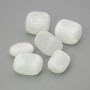 Pamiątkowy naturalny kamień selenit — koralik gładko wypolerowany, rozmiary 27×16–26 mm (+-) opakowanie 100 g (cena za 100 g)