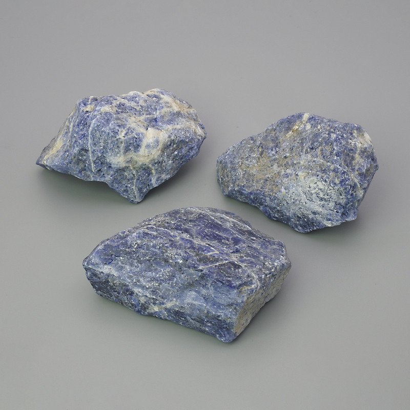 Sodalit – kamień naturalny nieobrobiony – pamiątkowy ~ wymiary 34-50×35×28 mm (+-) opakowanie 100 g (cena za 100 g)