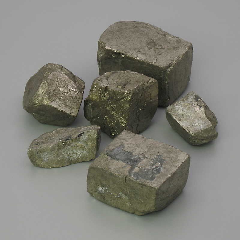 Pamiątkowy naturalny kamień pyrit galetowy – rozmiary 18-24×13-17 mm (+/-) opakowanie 100 g (cena za 100 g)