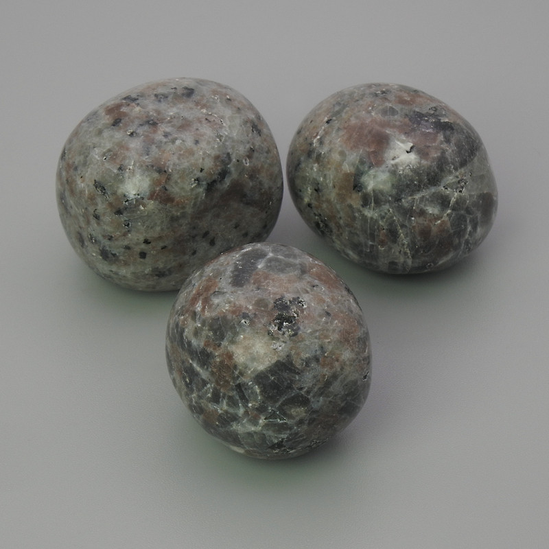 Kamień gabro do polerowania 22–27 × 20–22 mm (+-) opakowanie 100 g (Cena za 100 g)