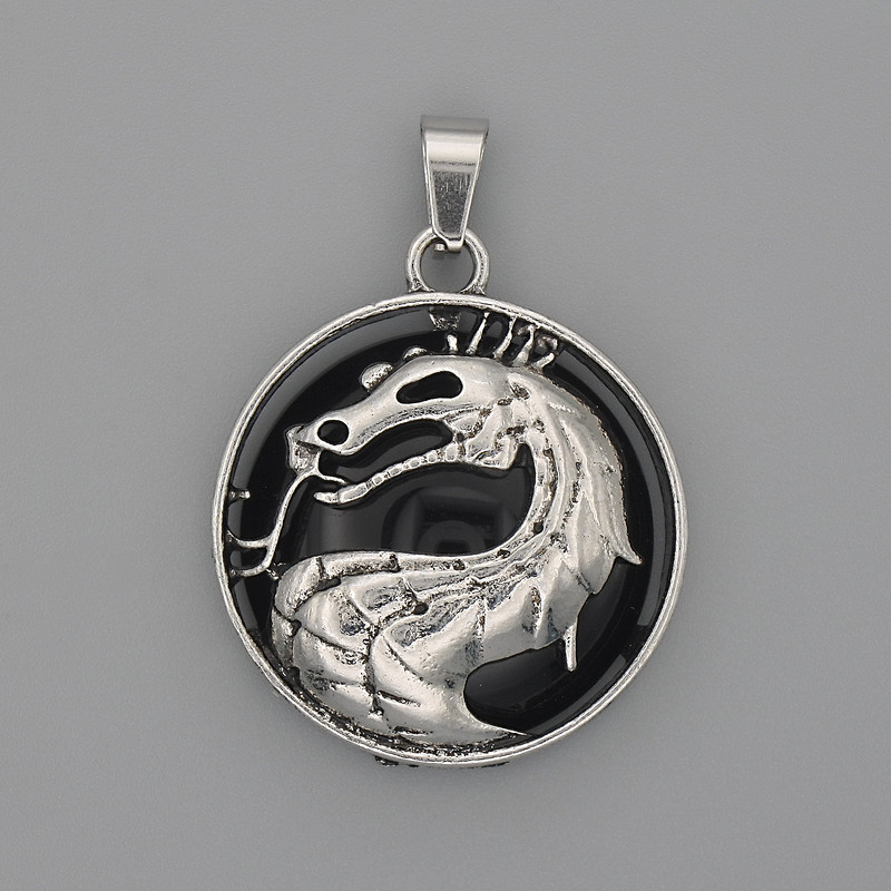 Wisiorek «Smok w kole» z agatu, średnica 28 mm, długość 38 mm, srebrzysty metal