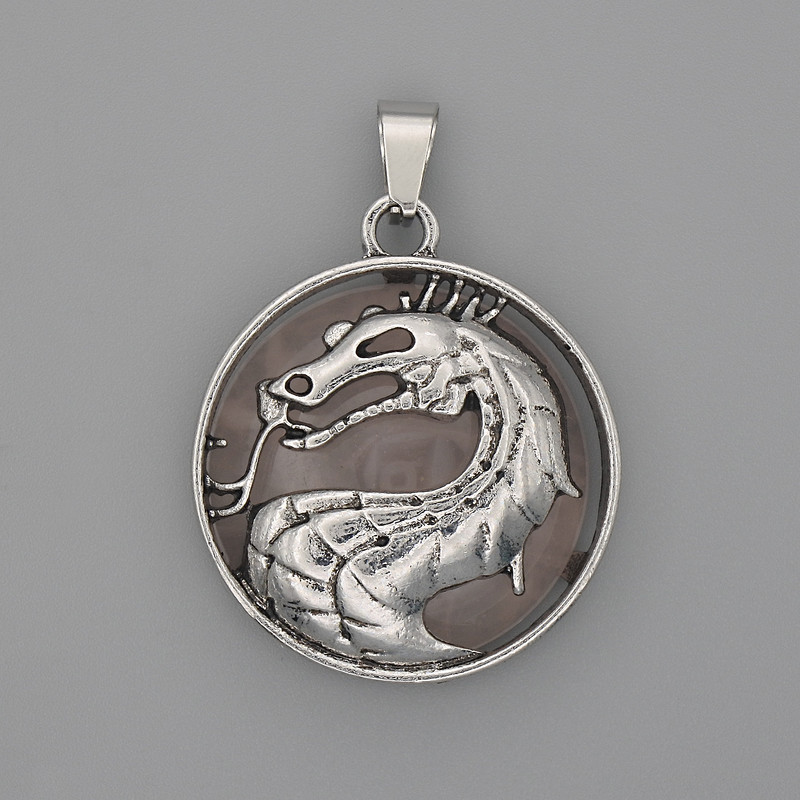 Wisiorek Smok w kole z różowego kwarcu, średnica 28 mm, długość 38 mm, srebrzysty metal