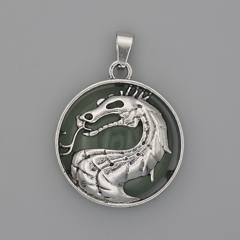 Wisiorek „Smok w kole” z nefrytu, średnica 28 mm ±, długość 38 mm ±, metal srebrzysty