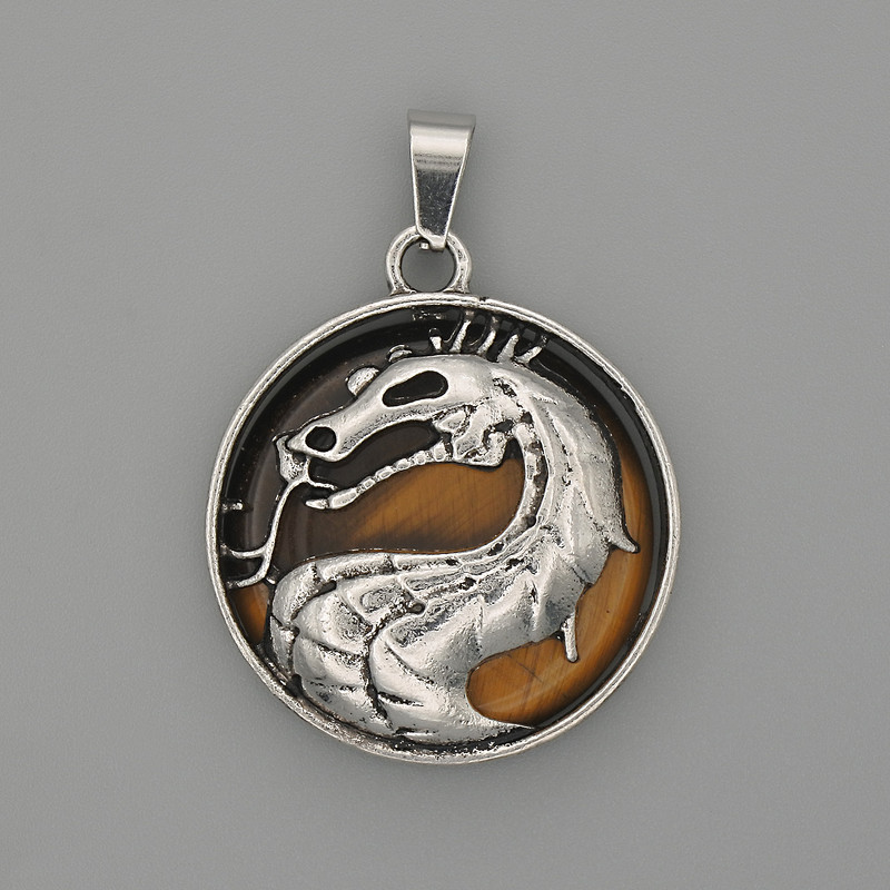 Wisiorek „Smok w kole” z tygrysiego oka, średnica 28 mm ±, długość 38 mm ±, metal srebrzysty