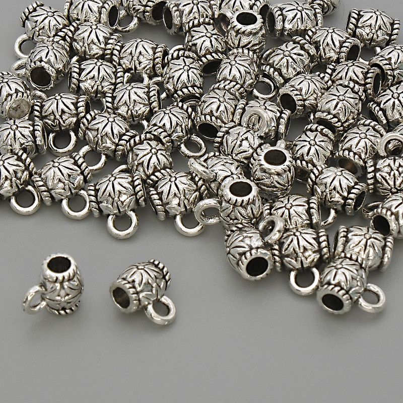 Zawieszka bail w kolorze srebrnym, wymiary 6×5×7 mm, otwory 5 mm ±, średnica 2,5 mm ±, średnica 1,8 mm ±, opakowanie 20 g (~58 szt.)
