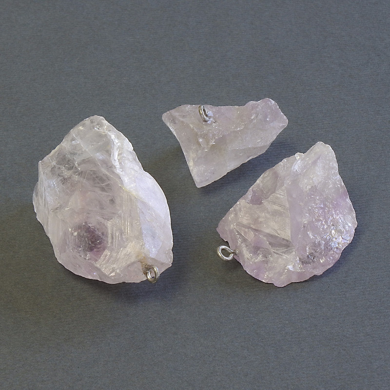 Wisiorek z naturalnego ametystu, kamień nieobrobiony, średnica 29–48×20–28 mm +/- różne rozmiary