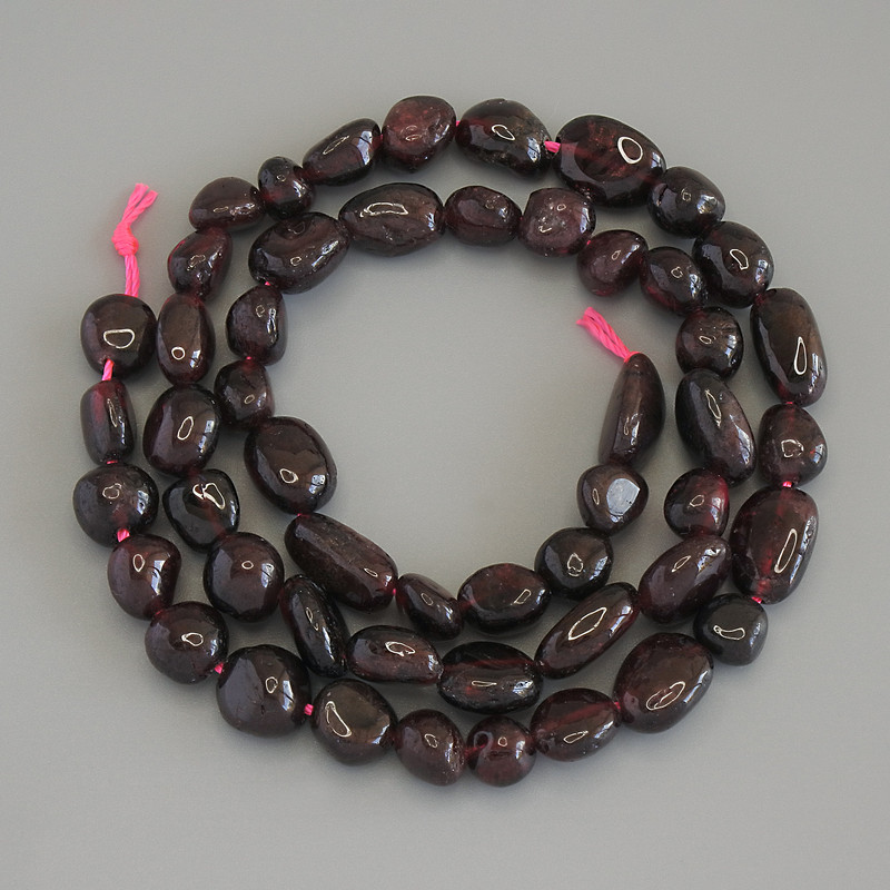 Koraliki granatu fasetowane, na nitce, średnica 8–12×6–8 mm, długość 40 cm+