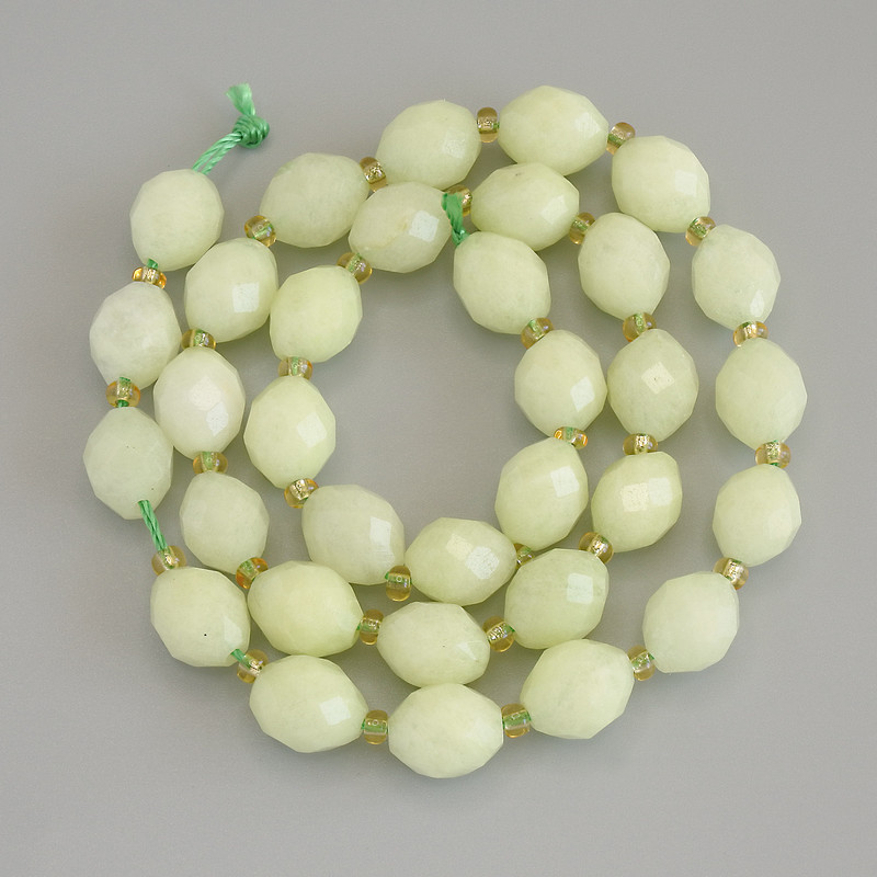 Koraliki z chryzolitu (olwin) fasetowane ziarenka, średnica 10×8 mm ±, na nitce, długość około 39 cm