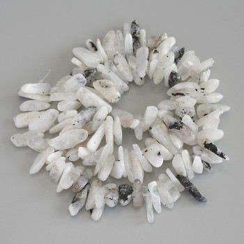 Koraliki adularu - drobinki o średnicy 12–15×3–5 mm, na nici, długość 39 cm+