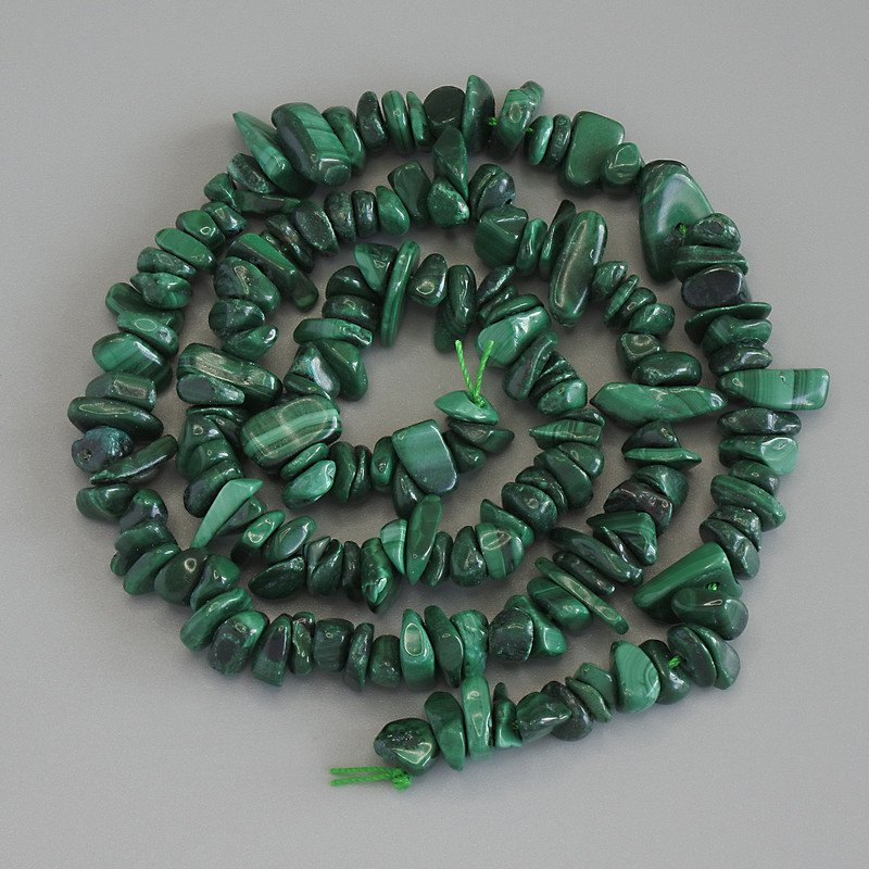 Koraliki-chipsy z malachitu, średnica 5–9×2–3 mm ±, na nitce, długość 41 cm