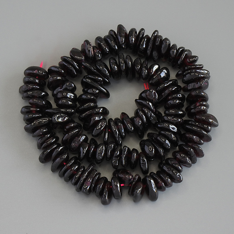 Drobinki granatu, średnica 8–12×2–3 mm, na nitce, długość 40 cm