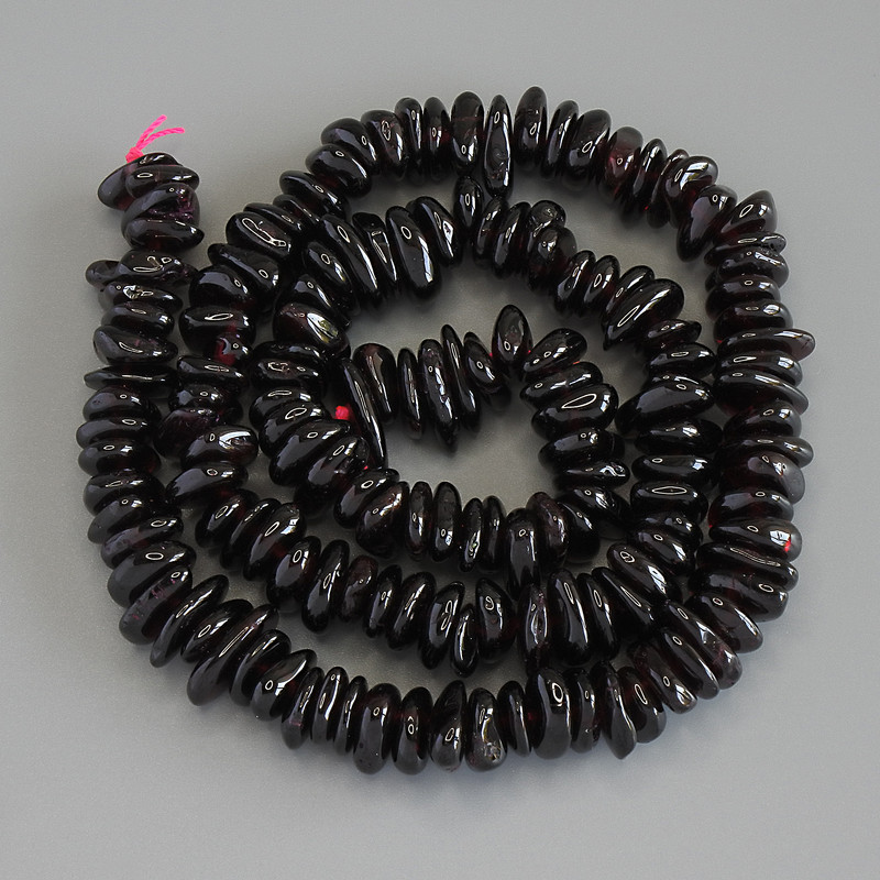 Koraliki granatu – drobiny, średnica 7–12×2–3, 5 mm ± na nitkę, długość 40 cm+