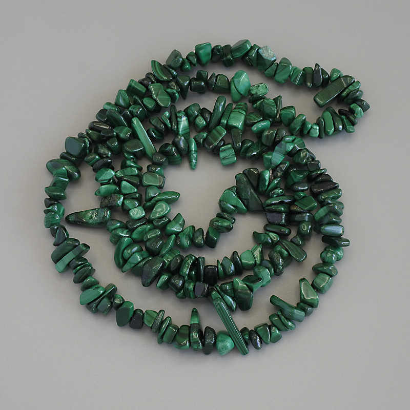 Koraliki z malachitu, drobne, średnica 8–16×2–6 mm, na żyłce, długość 80 cm+