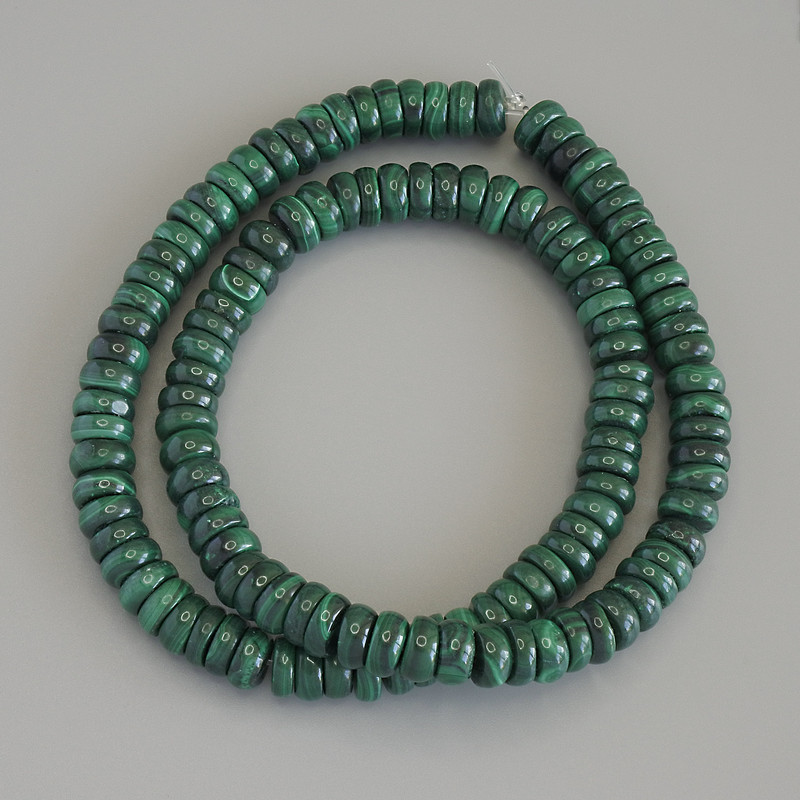 Koraliki malachitowe w kształcie rondeli, średnica 7,5×2–4 mm ± na żyłce, długość 41 cm