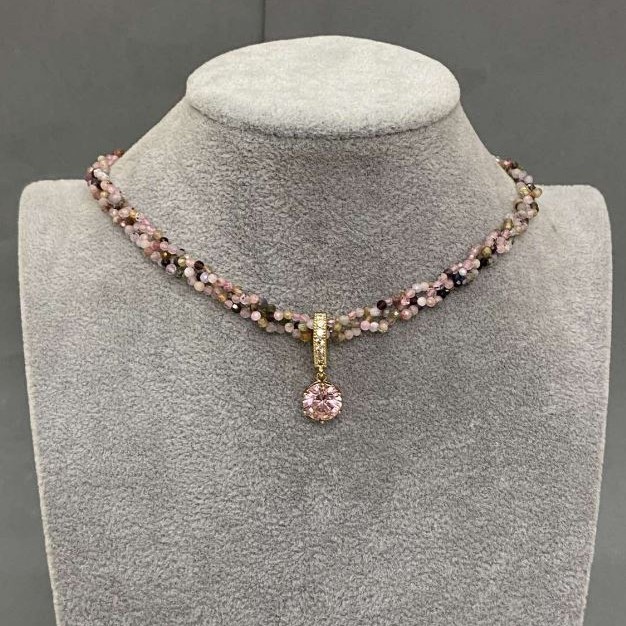 Choker sznurkowy z turmalinem — fasetowana kula 2 mm; szerokość 6,5 mm; długość 35 mm; przedłużający łańcuszek 5 cm; zawieszka różowy kryształ