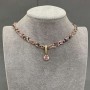 Choker sznurkowy z turmalinem — fasetowana kula 2 mm; szerokość 6,5 mm; długość 35 mm; przedłużający łańcuszek 5 cm; zawieszka różowy kryształ
