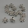 Koralik-wkładka w kształcie krzyża, kolor metalu srebrny, o wymiarach około 11×11×5 mm, otwór Ø około 3 mm, opakowanie 20 g (~13 szt.)