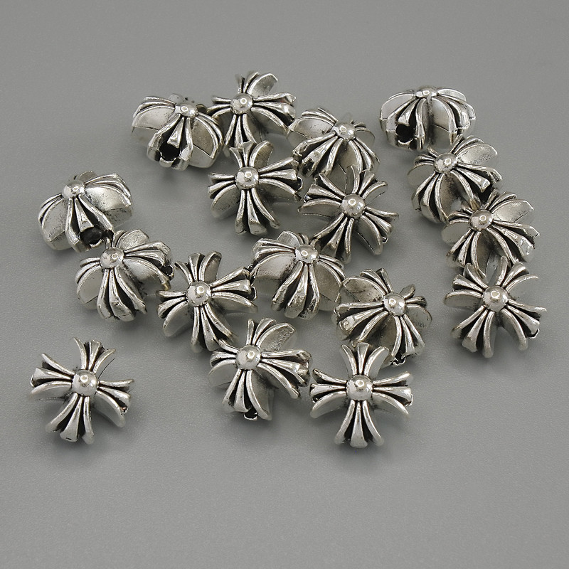 Koralik-wstawka w kształcie krzyża, kolor metalu: srebrny, wymiary około 9,5×9,5×7 mm, otwór około 2 mm, opakowanie 20 g (~17 szt.)