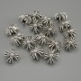 Koralik-wstawka w kształcie krzyża, kolor metalu: srebrny, wymiary około 9,5×9,5×7 mm, otwór około 2 mm, opakowanie 20 g (~17 szt.)