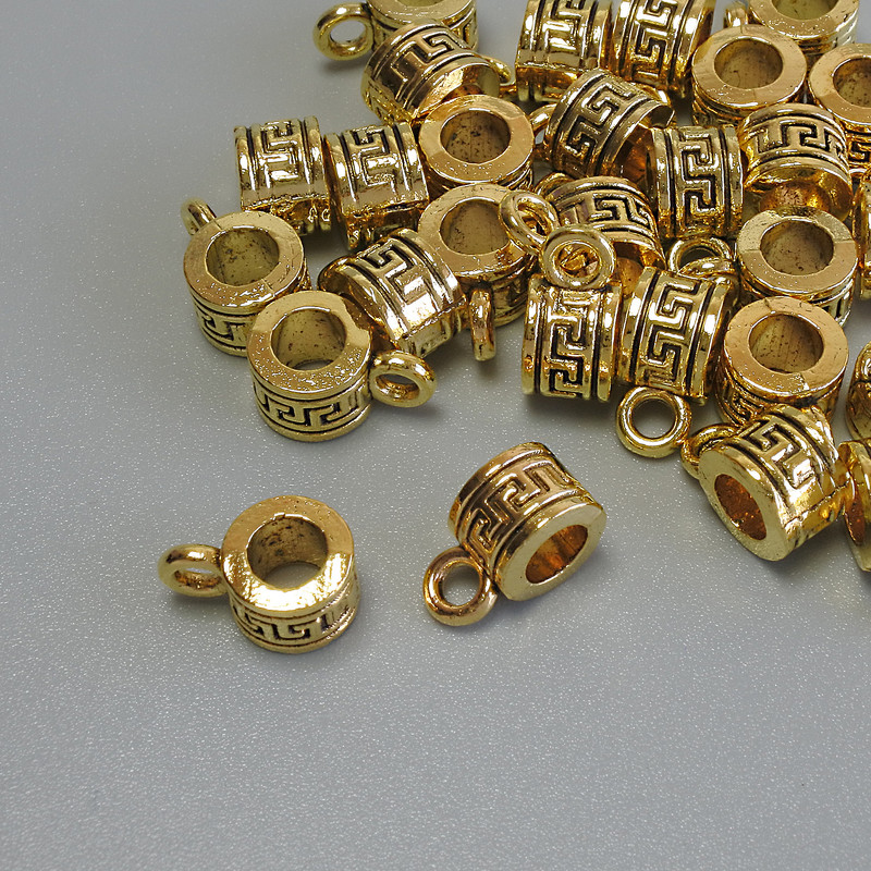 Zawieszka bail w kolorze złotym, wymiary 6,5 × 5 × 9,5 mm, otwory o średnicy 4 mm i 2 mm ±, opakowanie 20 g, 29 szt.