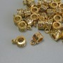 Zawieszka bail w kolorze złotym, wymiary 6,5 × 5 × 9,5 mm, otwory o średnicy 4 mm i 2 mm ±, opakowanie 20 g, 29 szt.