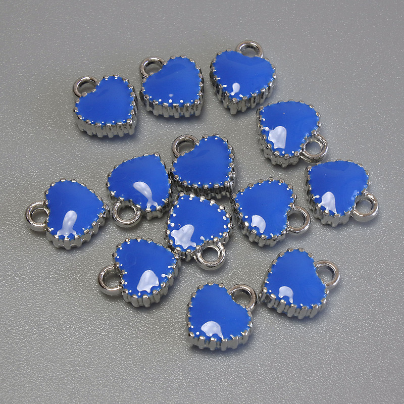 Wisiorek w kształcie serca, niebieska emalia, srebrzysty metal, średnica 7×8 mm, opakowanie 13 szt.