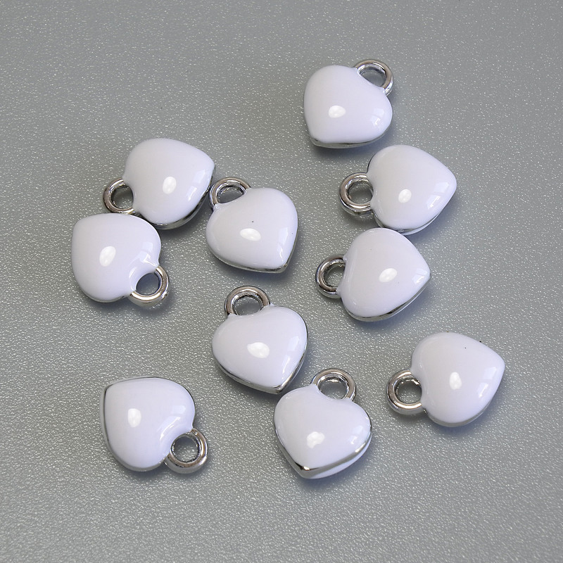 Wisiorek serce, biała emalia, metal srebrzysty, 6×8 mm, opakowanie 10 szt.