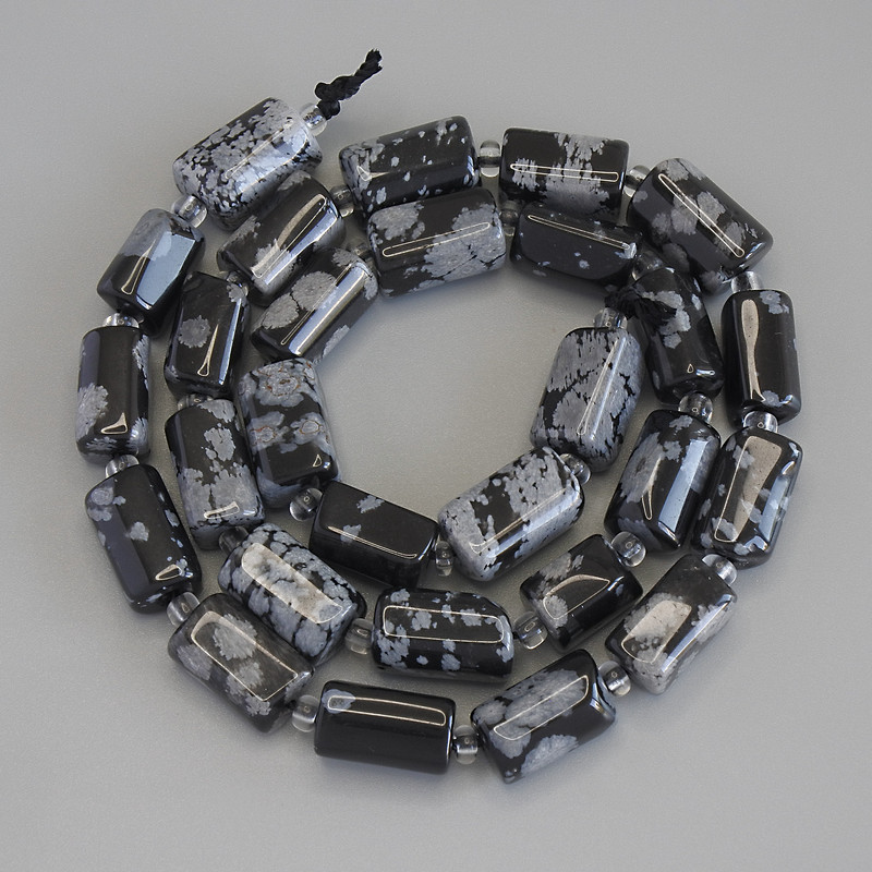 Koraliki z obsydianu śnieżnego, fasetowane, o średnicy 12×7 mm +/-; koraliki 3 mm +/-; długość 38 cm +/- na nici